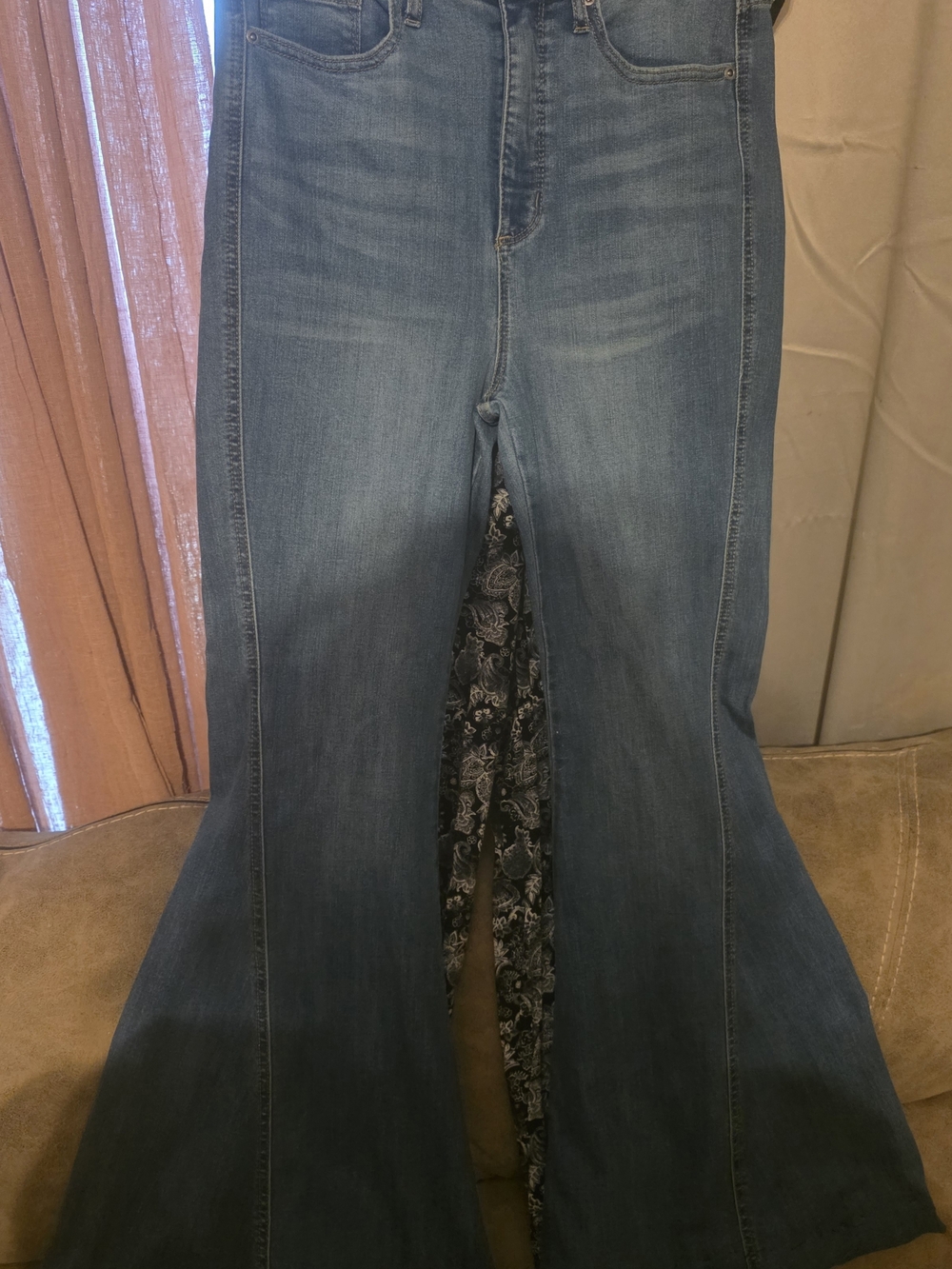 High-Rise Flare Jeans in Medium Blue Wash